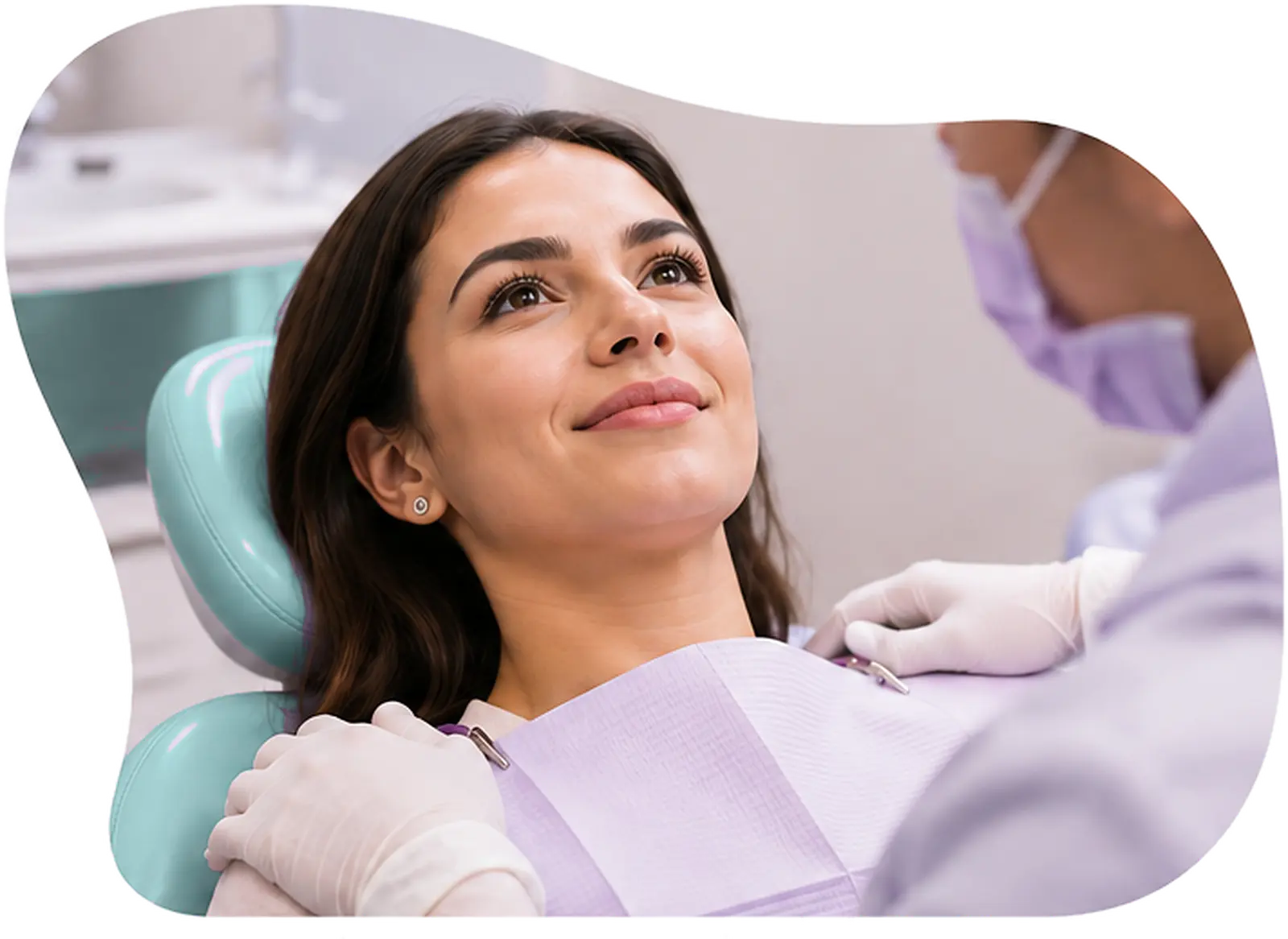 Paciente recebendo atendimento odontológico acolhedor.
